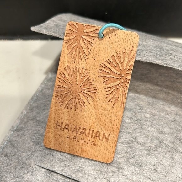 HAWAIIAN AIRLINES Gray Pouch with Wooden Tag 🌺🌺 - Picture 3 of 5